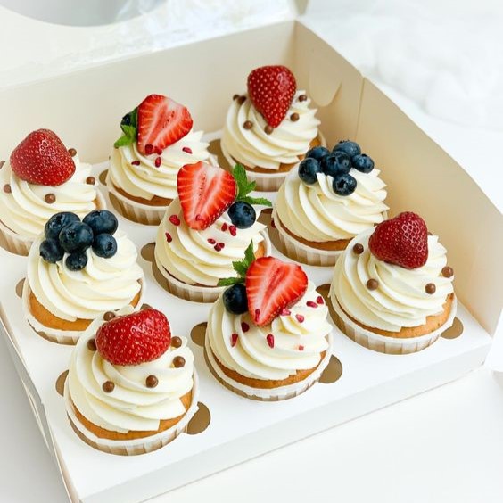 Bánh cupcake trang trí hoa quả đơn giản