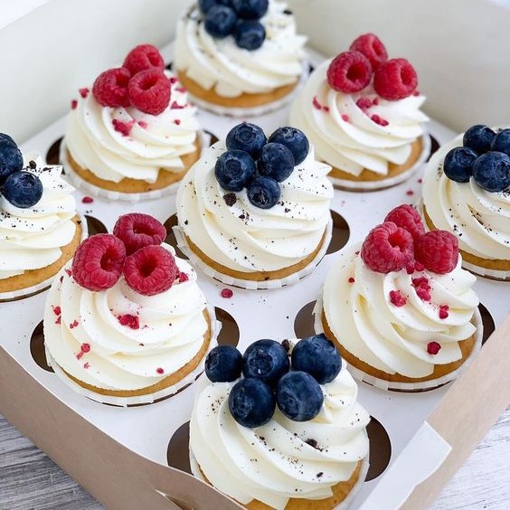 Bánh cupcake trang trí việt quất và mâm xôi