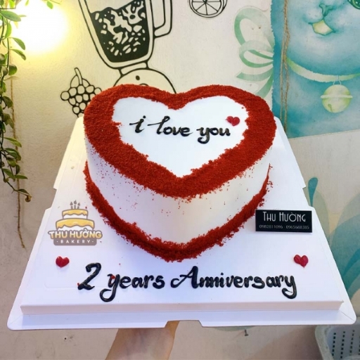 Bánh kem happy anniversary phủ bột đỏ lãng mạn