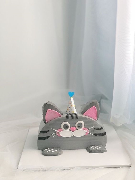 Bánh kem hình chú mèo đội mũ sinh nhật