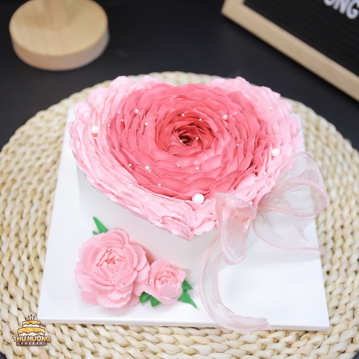 Bánh kem sinh nhật hoa hồng tạo kiểu hình trái tim 