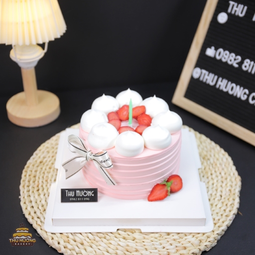 Bánh kem tone hồng pastel trang trí dâu tây tươi