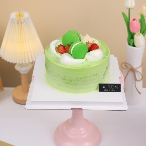 Bánh kem trang trí dâu tây kết hợp với macaron