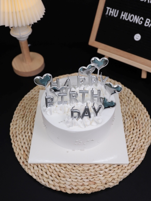 Bánh kem trang trí nến Happy Birthday tông trắng đơn giản