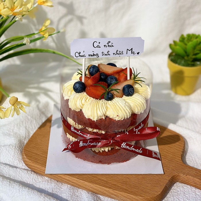 Bánh red velvet trang trí hoa quả tươi ngon