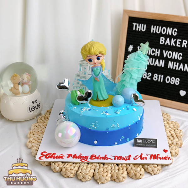 Bánh sinh nhật búp bê Elsa trang trí theo màu xanh huyền thoại