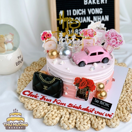 Bánh sinh nhật Chanel với màu hồng chủ đạo