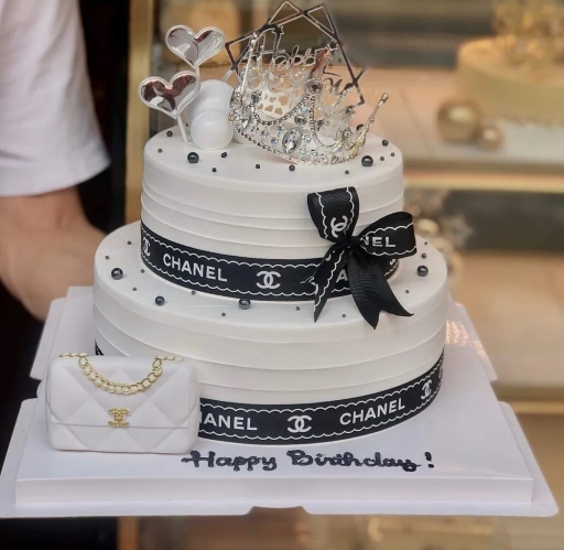 Bánh sinh nhật chủ đề Chanel decor thêm vương miện 