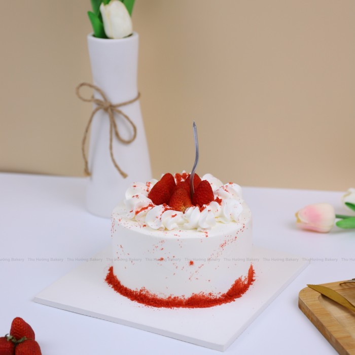 Bánh sinh nhật có nến xoắn đơn giản