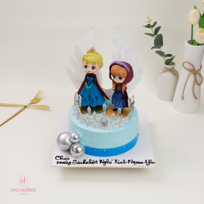 Bánh sinh nhật decor công chúa Anna tông xanh