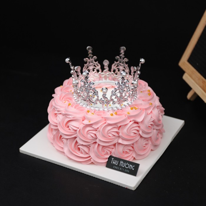 Bánh sinh nhật decor vương miện công chúa