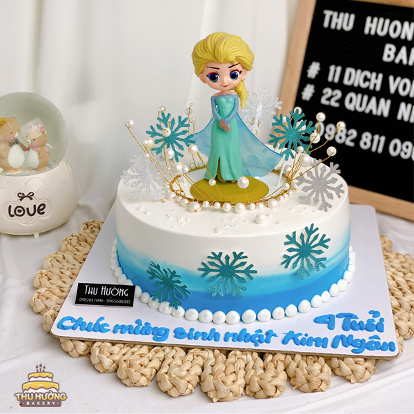 Bánh sinh nhật Elsa và vương miện ngọc trai