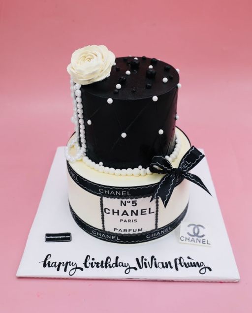 Bánh sinh nhật hai tầng decor Chanel sang chảnh