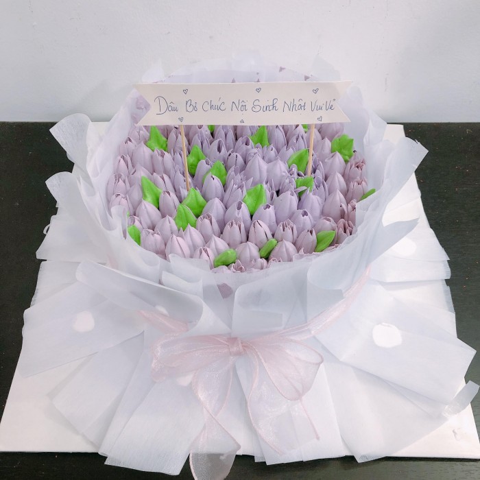 Bánh sinh nhật hình bó hoa tulip màu tím đẹp