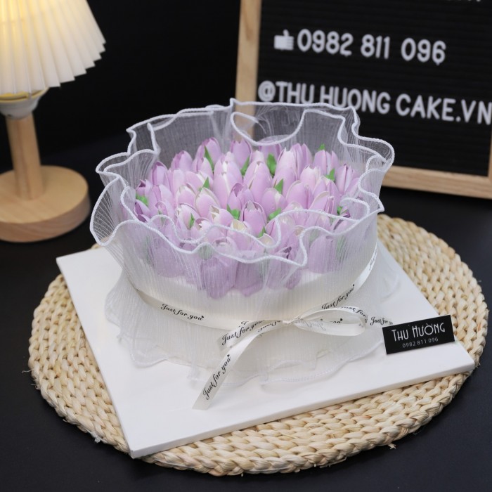 Bánh sinh nhật hình bó hoa tulip màu tím thanh lịch