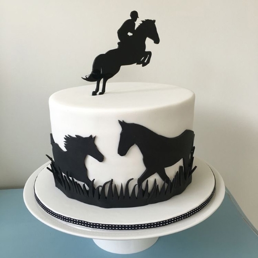 Bánh sinh nhật hình con ngựa tone đen trắng