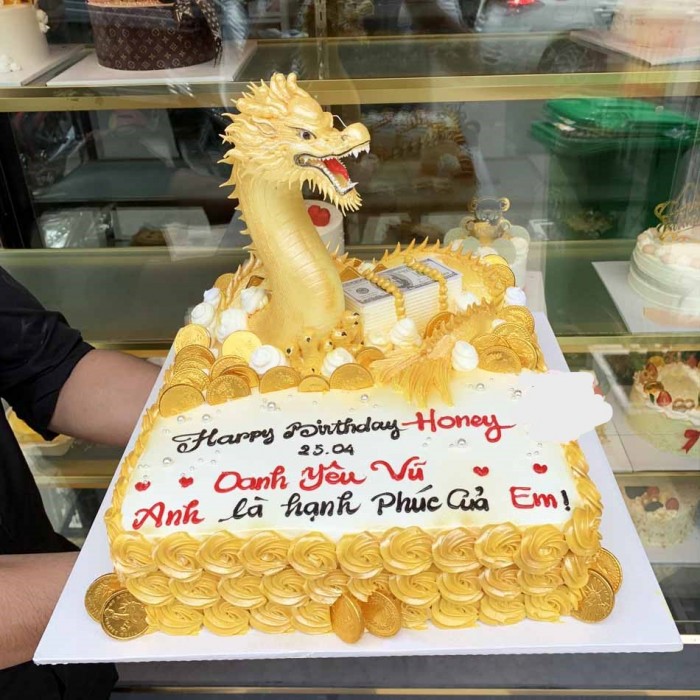 Bánh sinh nhật hình con rồng vàng rất phù hợp để tặng nam giới