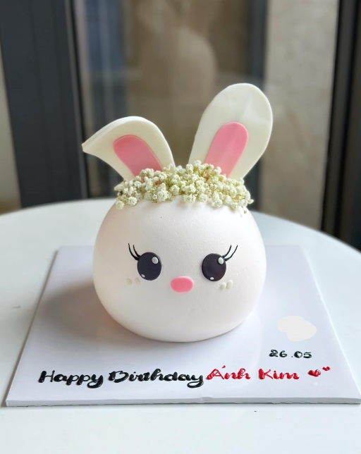 Bánh sinh nhật hình con thỏ với đôi mi cong cong
