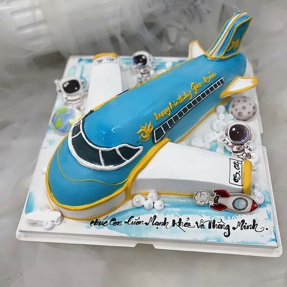 Bánh sinh nhật hình máy bay trang trí phi hành gia ấn tượng