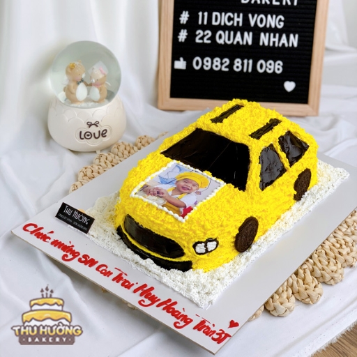 Bánh sinh nhật hình ô tô vàng in ảnh bé
