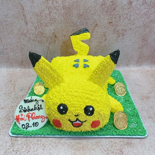 Bánh sinh nhật hình pikachu 3d nằm trên bãi cỏ xanh