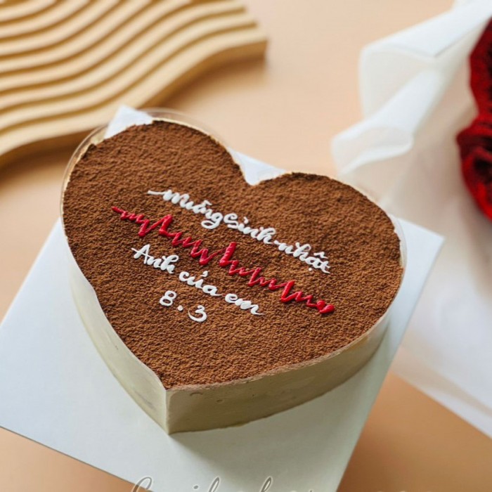 Bánh sinh nhật hình trái tim phủ bột cacao đơn giản