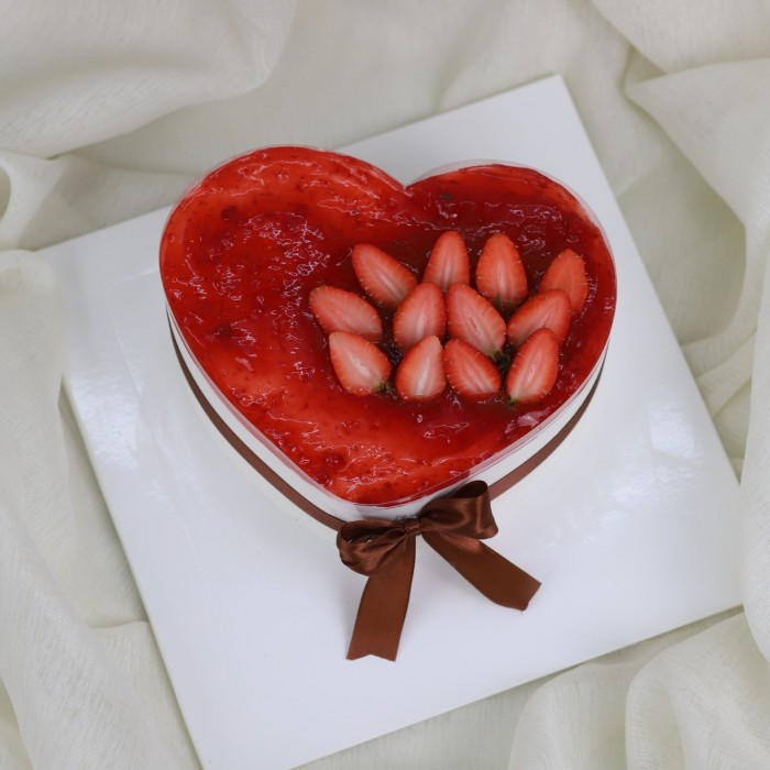 Bánh sinh nhật hình trái tim phủ mứt dâu tây đơn giản