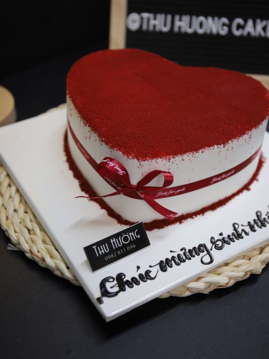 Bánh kem trái tim in hình vợ chồng mừng sinh nhật vợ yêu - Bánh Thiên Thần  : Chuyên nhận đặt bánh sinh nhật theo mẫu