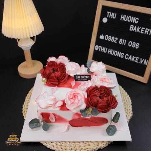 Bánh sinh nhật hình vuông trang trí hoa hồng lãng mạn