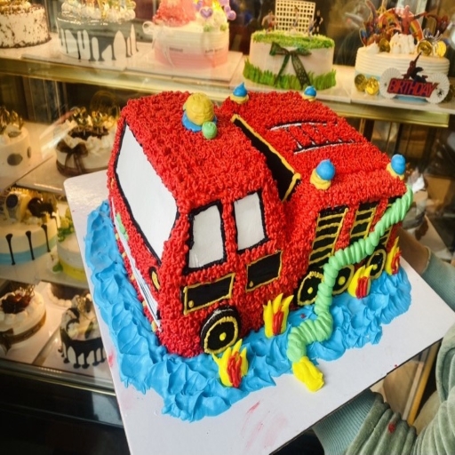 Bánh sinh nhật hình xe ô tô cứu hỏa sinh động