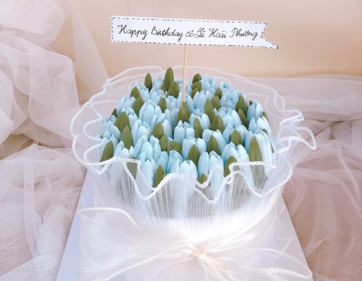 Bánh sinh nhật hoa kem màu xanh ấn tượng