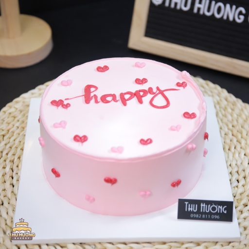 Bánh sinh nhật màu hồng vẽ nhiều trái tim xinh xinh