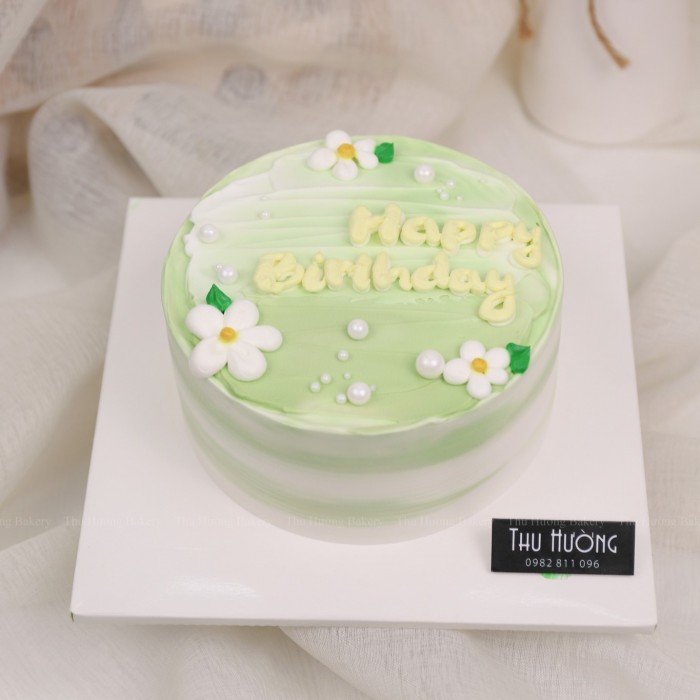 Bánh sinh nhật màu xanh pastel trang trí bông hoa nhẹ nhàng