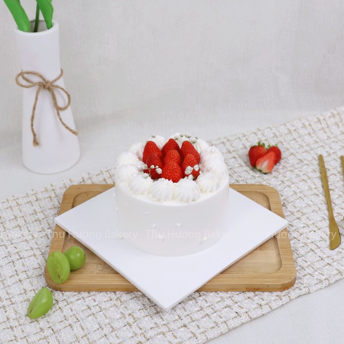 Bánh sinh nhật mini dâu tây phong cách tối giản