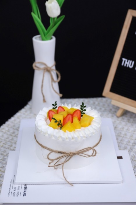 Bánh sinh nhật mini trang trí đơn giản với dâu tây và xoài