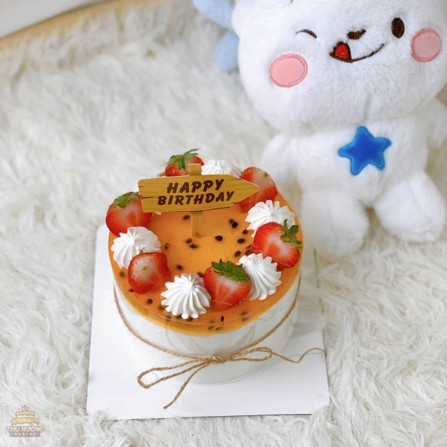 Bánh sinh nhật mini trang trí với mứt chanh leo