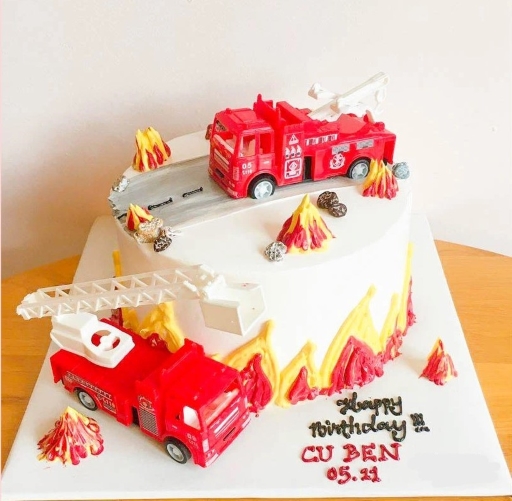 Bánh sinh nhật mô phỏng xe cứu hỏa và đám cháy