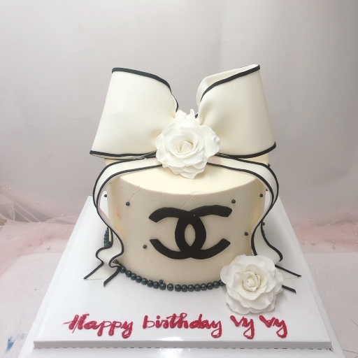 Bánh sinh nhật nơ Chanel làm bằng fondant