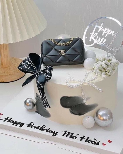 Bánh sinh nhật nơ và túi Chanel