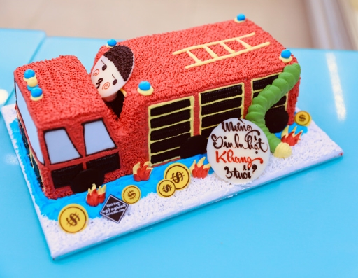 Bánh sinh nhật tạo hình chiếc xe ô tô cứu hỏa