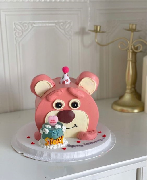 Bánh sinh nhật tạo hình gấu dâu xinh xắn