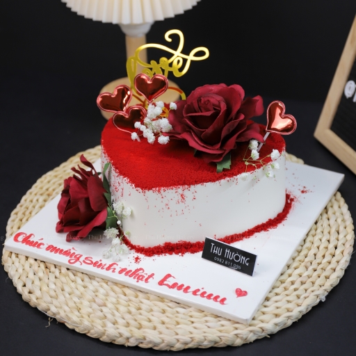 Bánh sinh nhật trái tim trang trí hoa hồng lãng mạn