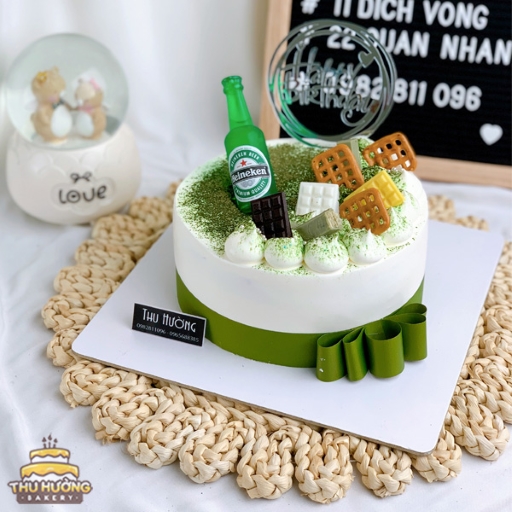 Bánh sinh nhật trang trí 1 chai bia Heineken đơn giản