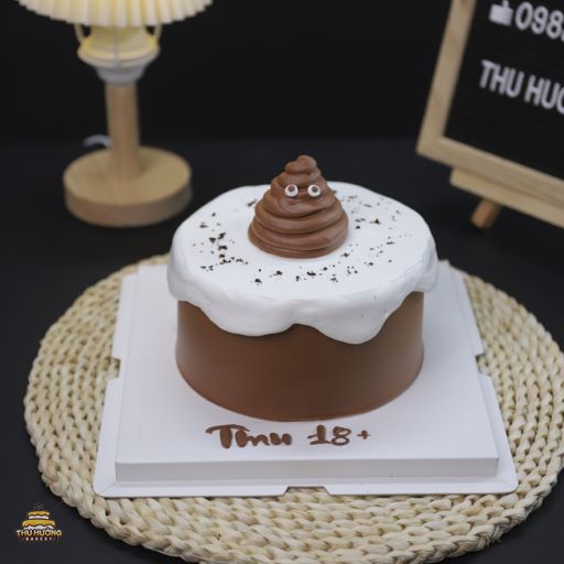 Bánh sinh nhật trang trí “cục shit” tặng bạn bè