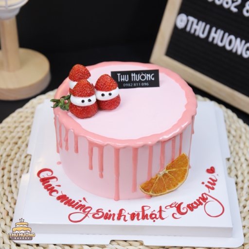 Bánh sinh nhật trang trí dâu tây màu hồng