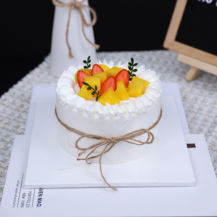 Bánh sinh nhật trang trí đơn giản với hoa quả