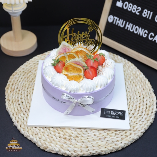 Bánh sinh nhật trang trí hoa quả tone tím