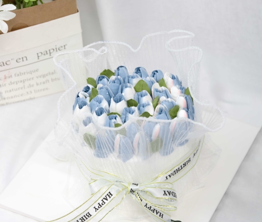 Bánh sinh nhật trang trí hoa tulip xanh