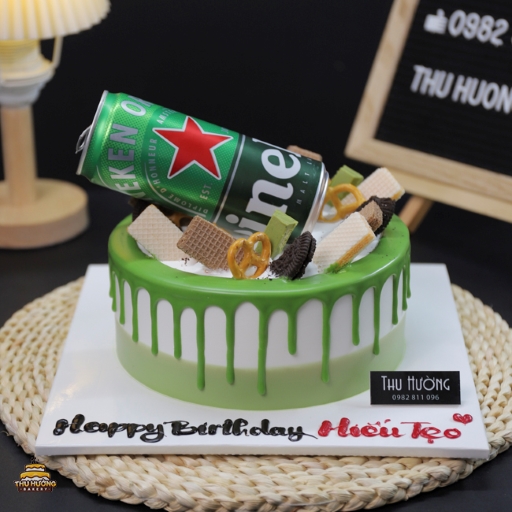 Bánh sinh nhật trang trí lon bia Heineken độc đáo