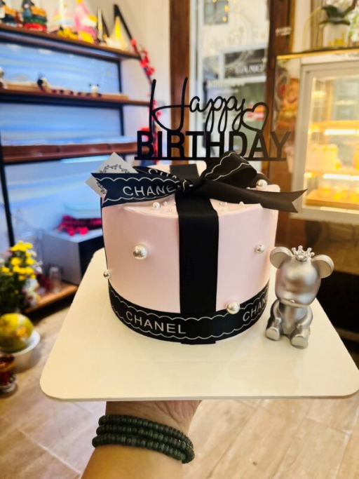 Bánh sinh nhật trang trí nơ Chanel tặng bạn nữ